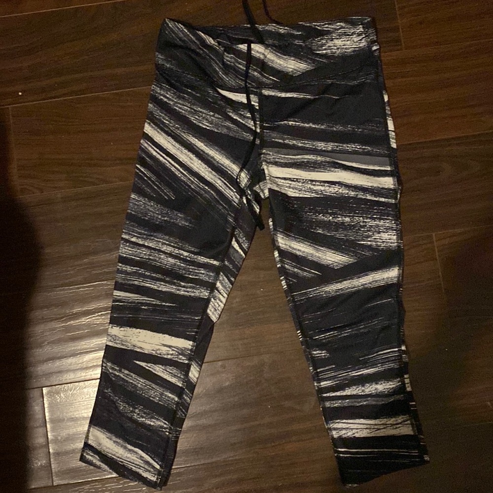 Black and white patterns crop leggings